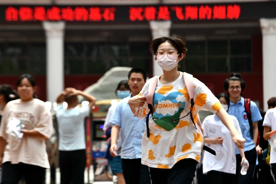 资料图 高考结束后,考生跑出考场。新华社发(李明发摄)