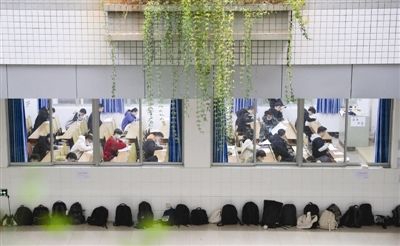 2024年12月25日,2023年全国硕士研究生招生考试南华大学考点,考生们在考试中 图据视觉中国